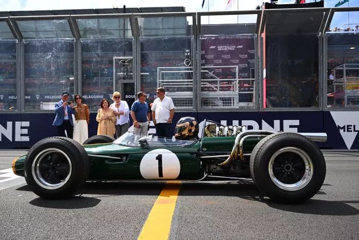 Sam Brabham rijdt in een Brabham BT-19 op het circuit