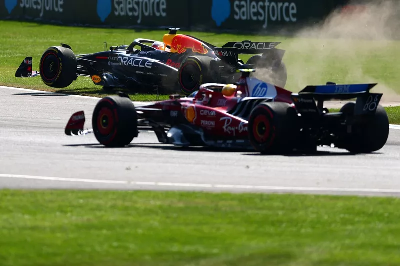 Lewis Hamilton, Ferrari, Max Verstappen, Red Bull Racing court à l'écart.