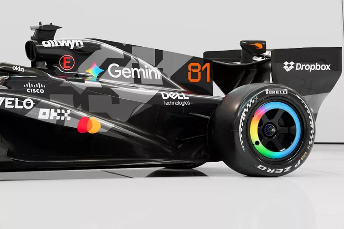 طلاء سيارة McLaren MCL40 في اختبار برشلونة 