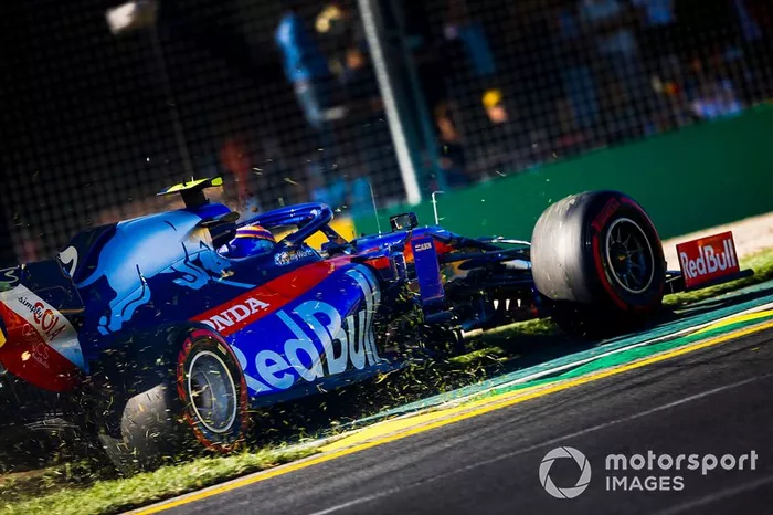 Alexander Albon, Toro Rosso STR14 on the grass