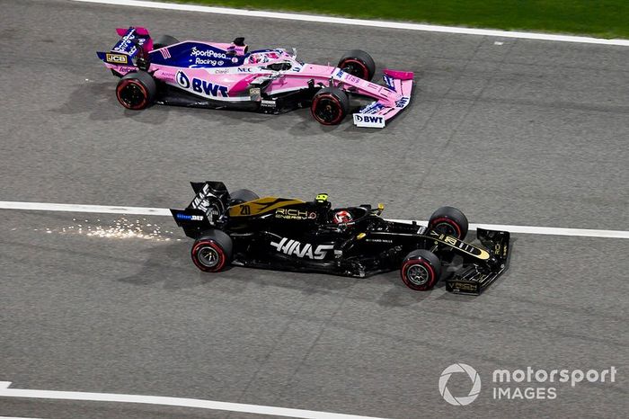 Sergio Perez, Racing Point RP19 y Kevin Magnussen, Haas F1 Team VF-19 