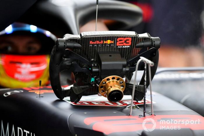 El volante del coche de Alex Albon, Red Bull RB15