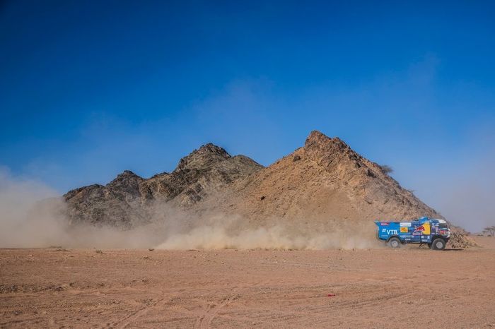 #511 Team KAMAZ Master: Andrey Karginov, Andrey Mokeev, Igor Leonov