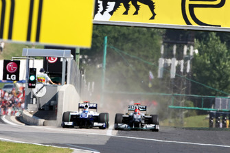 Michael Schumacher, Mercedes GP MGP W01 in gevecht met Rubens Barrichello, Williams FW32