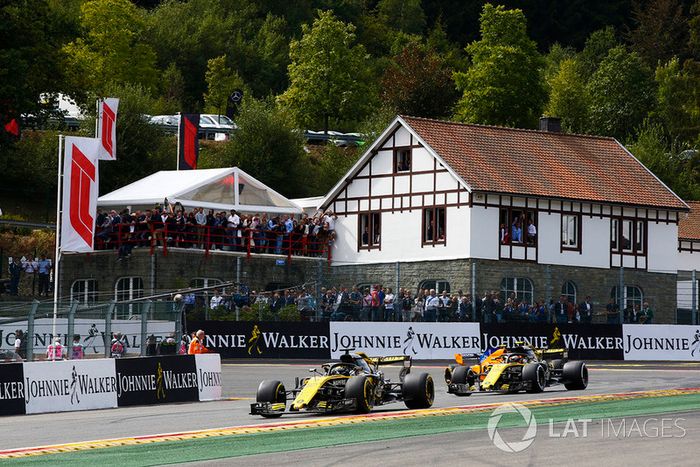 Nico Hulkenberg, Renault Sport F1 Team R.S. 18, Carlos Sainz Jr., Renault Sport F1 Team R.S. 18, y Stoffel Vandoorne, McLaren MCL33
