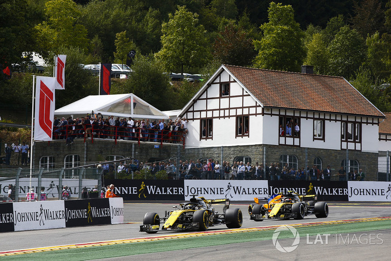 Nico Hulkenberg, Renault Sport F1 Team R.S. 18, Carlos Sainz Jr., Renault Sport F1 Team R.S. 18, y Stoffel Vandoorne, McLaren MCL33