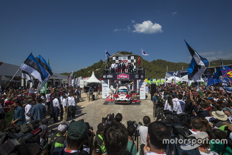 Podyum: Yarış galibi Ott Tänak, Martin Järveoja, Toyota Gazoo Racing WRT Toyota Yaris WRC, 2. Jari-Matti Latvala, Miikka Anttila, Toyota Gazoo Racing WRT Toyota Yaris WRC, 3. Hayden Paddon, Sebastian Marshall, Hyundai Motorsport Hyundai i20 Coupe WRC