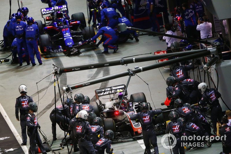 Kevin Magnussen, Haas F1 Team VF-18, e Brendon Hartley, Toro Rosso STR13, effettuno un pit stop