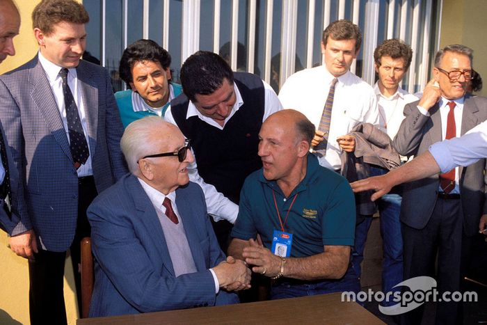 Modena 1987, Enzo Ferrari con Stirling Moss, durante el desfile de veteranos de Mille Miglia en la fábrica Scaglietti