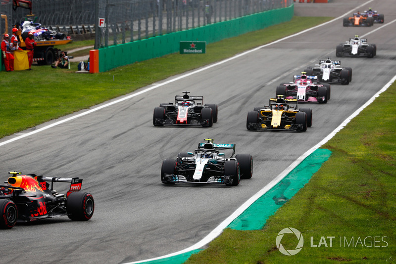 Max Verstappen, Red Bull Racing RB14, Valtteri Bottas, Mercedes AMG F1 W09, Carlos Sainz Jr., Renault Sport F1 Team RS 18, Romain Grosjean, Haas F1 Team VF-1, Esteban Ocon, Racing Point Force India VJM11, y el resto de los autos