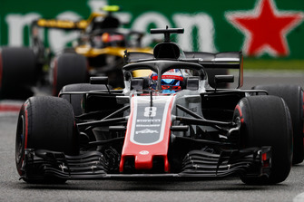 Romain Grosjean, Haas F1 Team VF-18, Carlos Sainz Jr., Renault Sport F1 Team R.S. 18