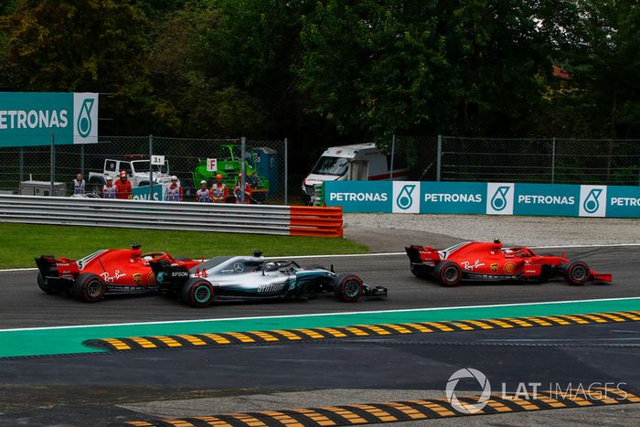 Sebastian Vettel, Ferrari SF71H y Lewis Hamilton, Mercedes AMG F1 W09 se tocan