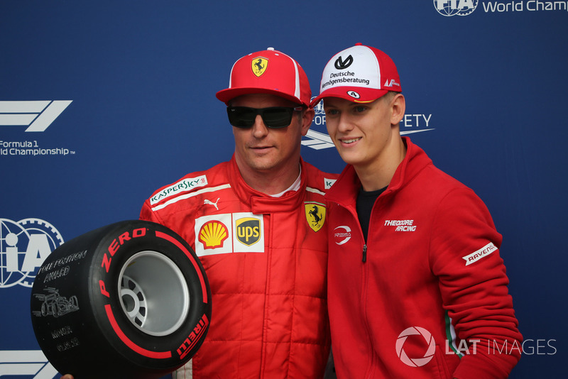 Мік Шумахер вручає нагороду Pirelli Pole Position Award Кімі Райкконену (Ferrari)