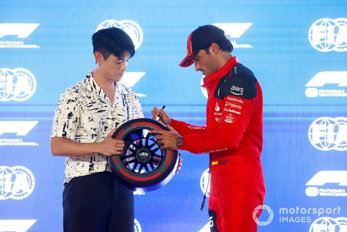 Carlos Sainz, Scuderia Ferrari, recibe su premio Pirelli Pole Position de manos de Eric Nam