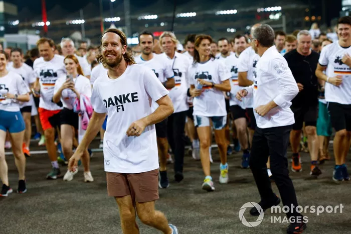 Sebastian Vettel, Aston Martin, es acompañado en una carrera alrededor del circuito por los miembros del equipo con la playera de Danke Seb como parte de su despedida en su último Gran Premio