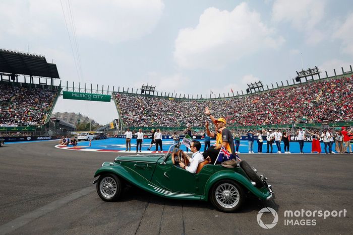 Lando Norris, McLaren, Daniel Ricciardo, McLaren, saludan al público en el desfile de pilotos
