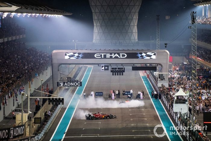 Se realizan donuts para celebrar el final de la carrera