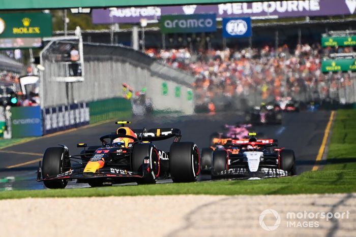 Sergio Pérez, Red Bull Racing RB19, Yuki Tsunoda, AlphaTauri AT04