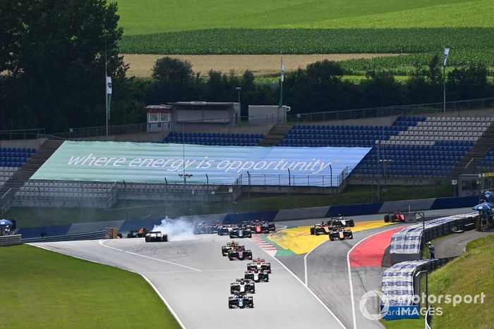 Salida: Dan Ticktum, Dams leads Christian Lundgaard, ART Grand Prix and Marcus Armstrong, ART Grand Prix, Robert Shwartzman, Prema Racing 