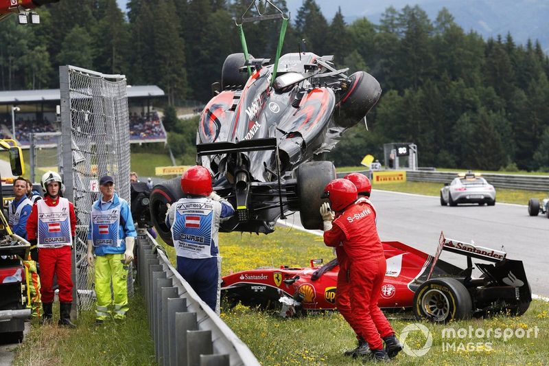 Los comisarios retiran los coches de Fernando Alonso, McLaren MP4-30 Honda y Kimi Raikkonen, Ferrari SF-15T, tras su accidente