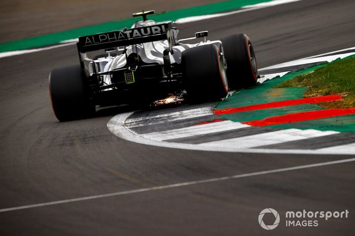 Pierre Gasly, AlphaTauri AT01 sacando chispas