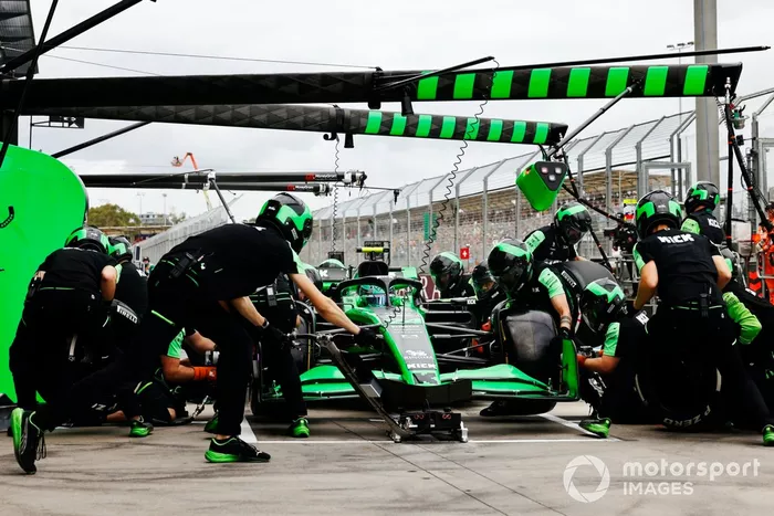 El equipo de Kick Sauber pic hace una parada en boxes en el coche de Zhou Guanyu, Kick Sauber C44