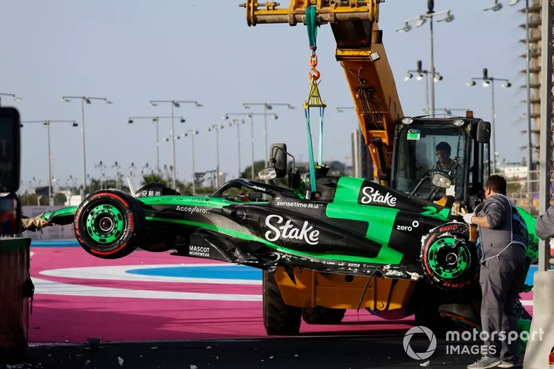 Les commissaires retirent la voiture endommagée de Zhou Guanyu, Stake F1 Team Kick Sauber C44, après un accident en FP3.