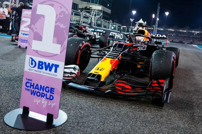 Ganador de la pole Max Verstappen, Red Bull Racing RB16B