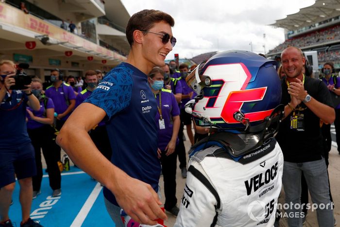 Jamie Chadwick es felicitada por George Russell