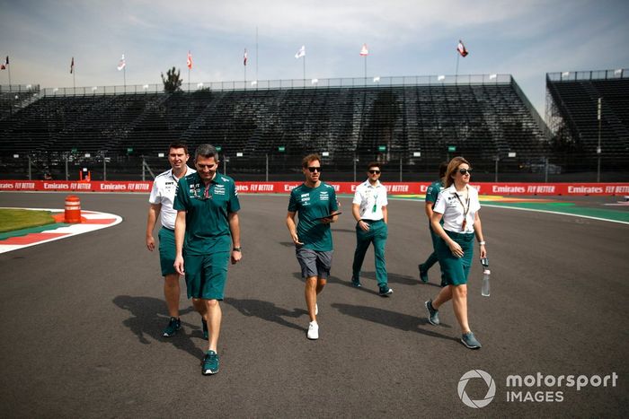 Sebastian Vettel, Aston Martin camina por la pista 