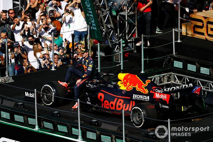 Podio: ganador Max Verstappen, Red Bull Racing RB16
