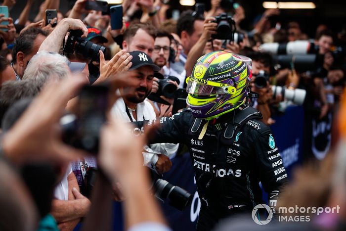 Lewis Hamilton, Mercedes-AMG, 2ª posición, celebra con su equipo en Parc Ferme