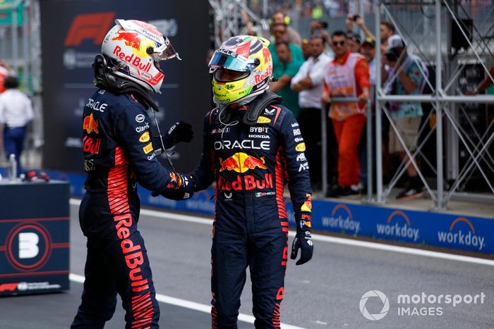 Max Verstappen, Red Bull Racing, 1ª posición, Sergio Pérez, Red Bull Racing, 3ª posición, se felicitan mutuamente en Parc Ferme