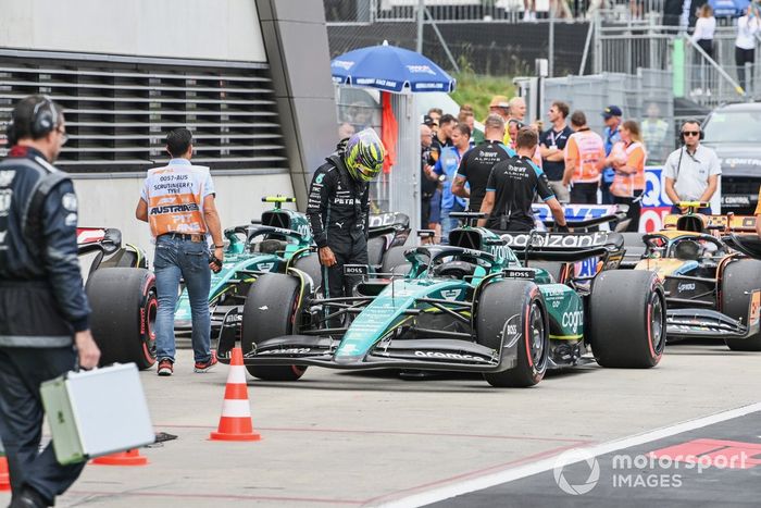 Lewis Hamilton, Mercedes-AMG, inspecciona el coche de Fernando Alonso, Aston Martin AMR23, en Parc Ferme tras la clasificación