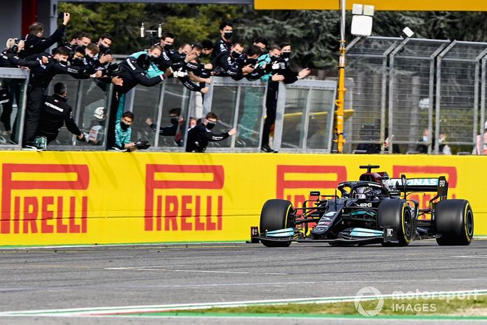 Segundo lugar Lewis Hamilton, Mercedes W12  cruza la meta