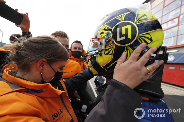 Lando Norris, McLaren MCL35M, 3ª posición, celebra en Parc Ferme