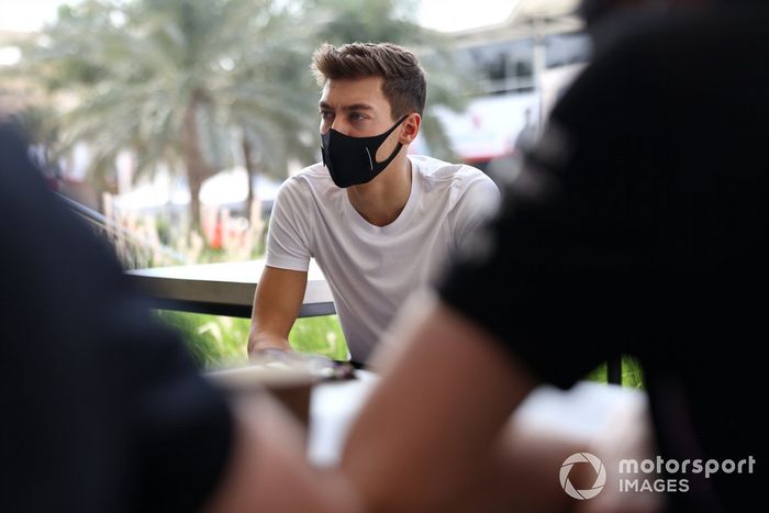 George Russell, Mercedes-AMG F1 en el paddock