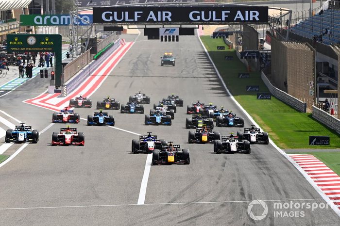 Liam Lawson, Hitech Grand Prix, lidera en la salida