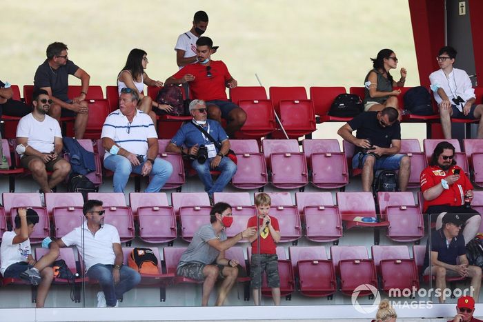 Los aficionados se distancian socialmente en una tribuna