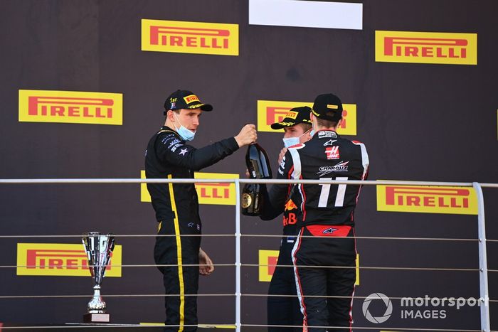 Podio: ganador Christian Lundgaard, ART Grand Prix, segundo lugar Louis Deletraz, Charouz Racing System y tercer lugar Juri Vips, Dams 