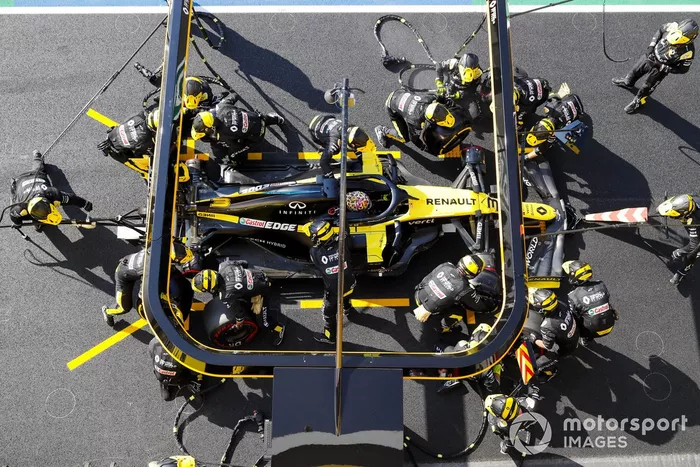 Daniel Ricciardo, Renault F1 Team R.S.20, pit stop