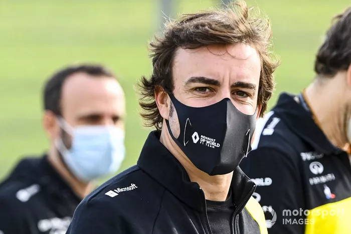 Ferando Alonso, Renault, y Ciaron Pilbeam, Ingeniero Jefe de Carreras, Renault F1 Team, caminan por la pista