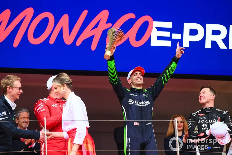 Sébastien Buemi, Envision Racing, vainqueur de la course, Oliver Rowland, Nissan Formula E Team, deuxième, Nick Cassidy, Jaguar TCS Racing, troisième, Sylvain Filippi, directeur général et directeur technique d'Envision Racing.