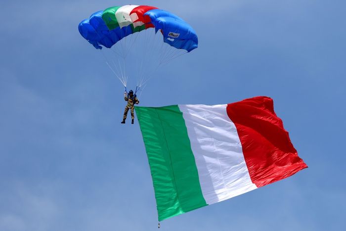 parachutist arrives flying the Italian flag