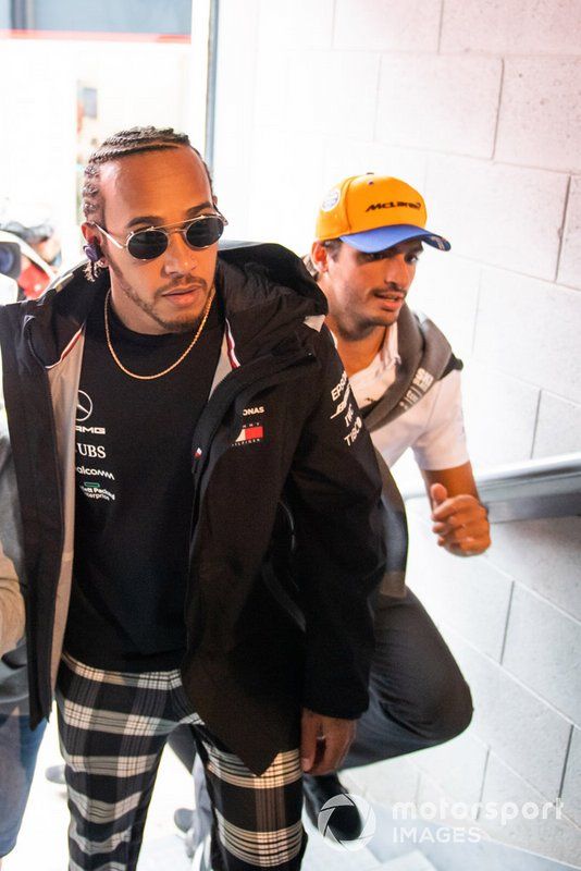 Lewis Hamilton, Mercedes AMG F1 y Carlos Sainz Jr., McLaren 