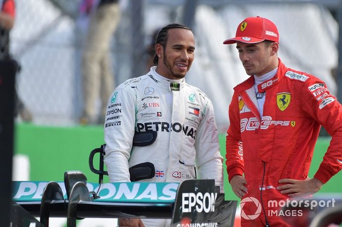 Pole Sitter Charles Leclerc, Ferrari e Lewis Hamilton, Mercedes AMG F1 al Parc Ferme 