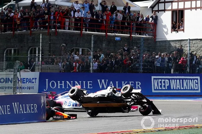 Incidente entre Verstappen e Raikkonen