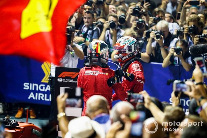 Il vincitore della gara Sebastian Vettel, Ferrari e Charles Leclerc, Ferrari festeggiano al Parc Ferme