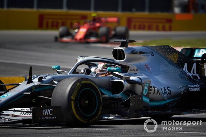 Lewis Hamilton, Mercedes AMG F1 W10, por delante de Charles Leclerc, Ferrari SF90
