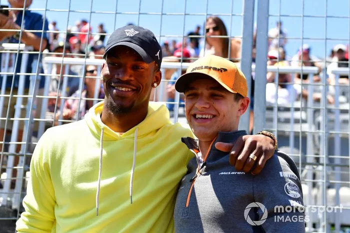 El jugador de la NBA Jimmy Butler con Lando Norris, McLaren